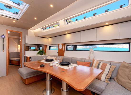 Hanse_590_interior_10_saloon_2